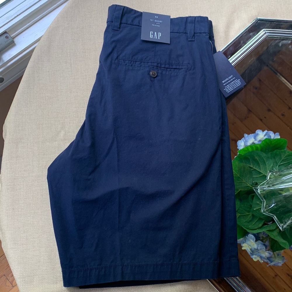 BRAND NEW W/ TAGS MEN’S GAP SHORTS SIZE 34 10” SHORT (MEETS AT KNEE)